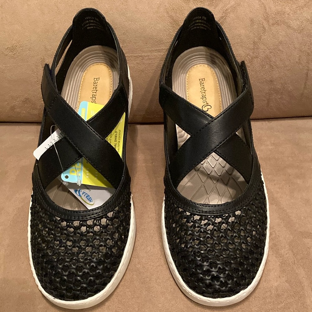 Bare traps Womens Yesica , Sandal/flat: Black , Size 9, new w tags
